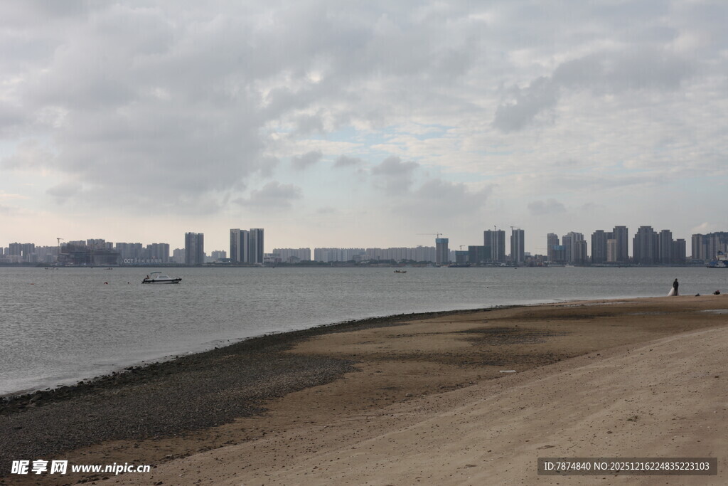 城市边的水域与岸边景象