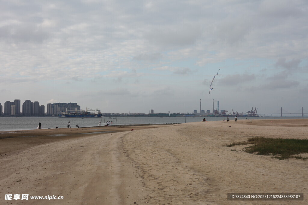 海滨沙滩与远处城市景观