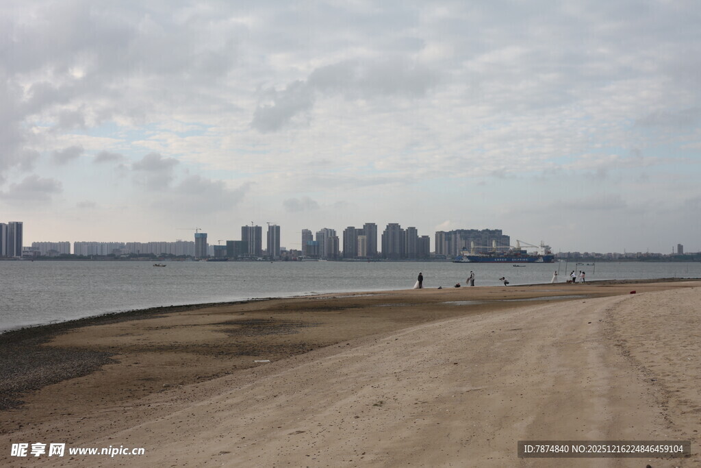 城郊土路旁的城市天际线