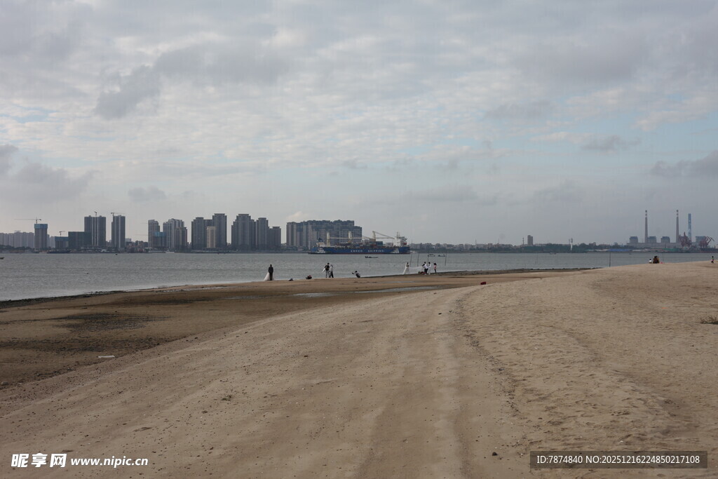 城市边的开阔河岸风光