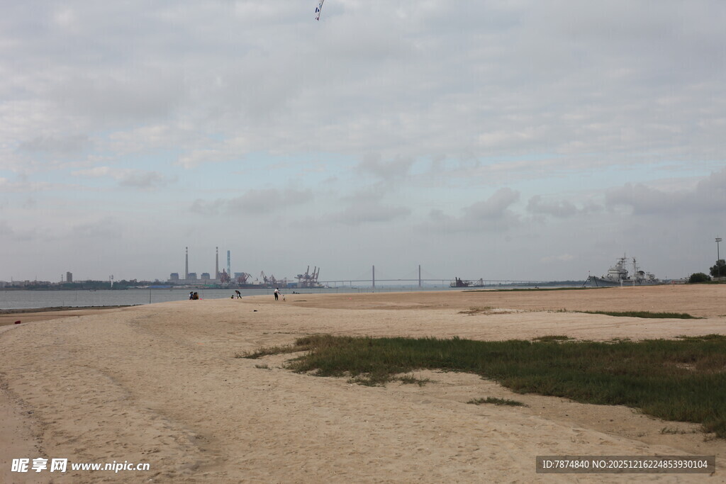 海边开阔沙地与远处船只