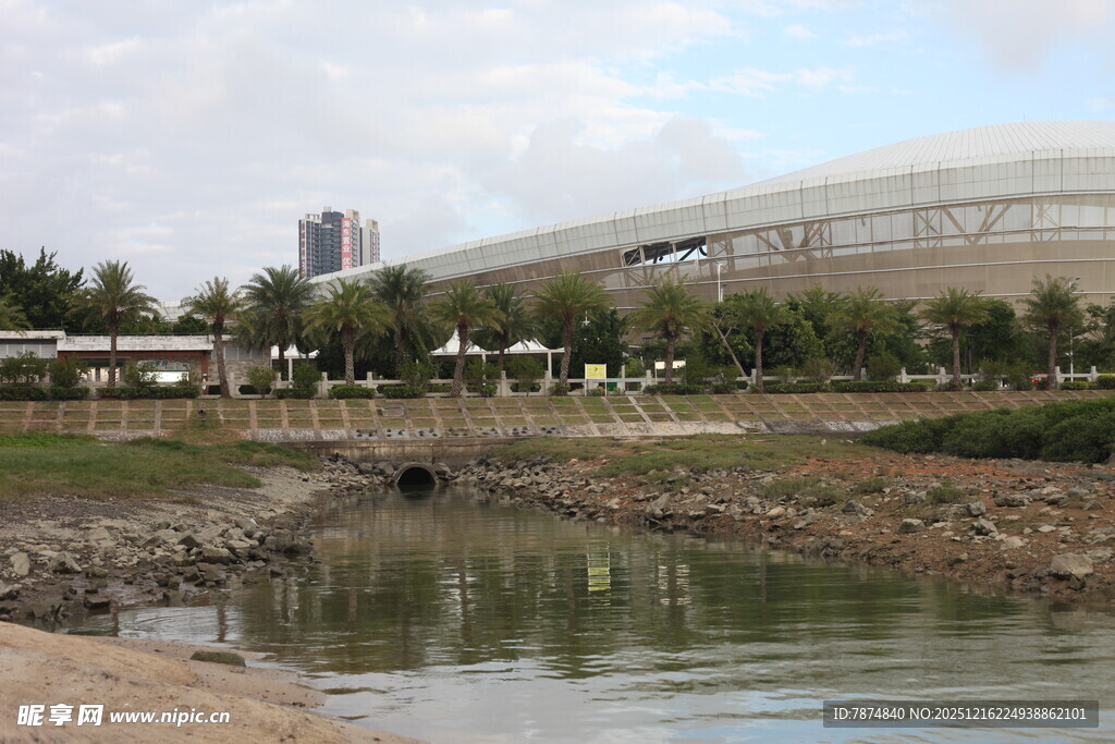 河畔旁的大型体育场景观