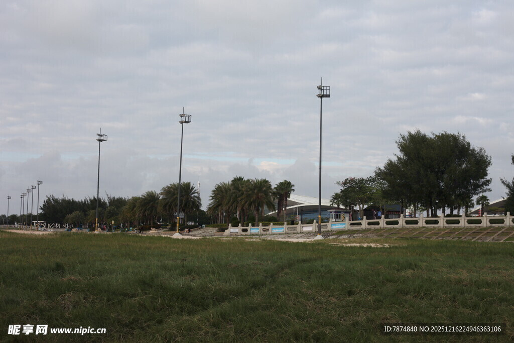 户外足球场及周边设施