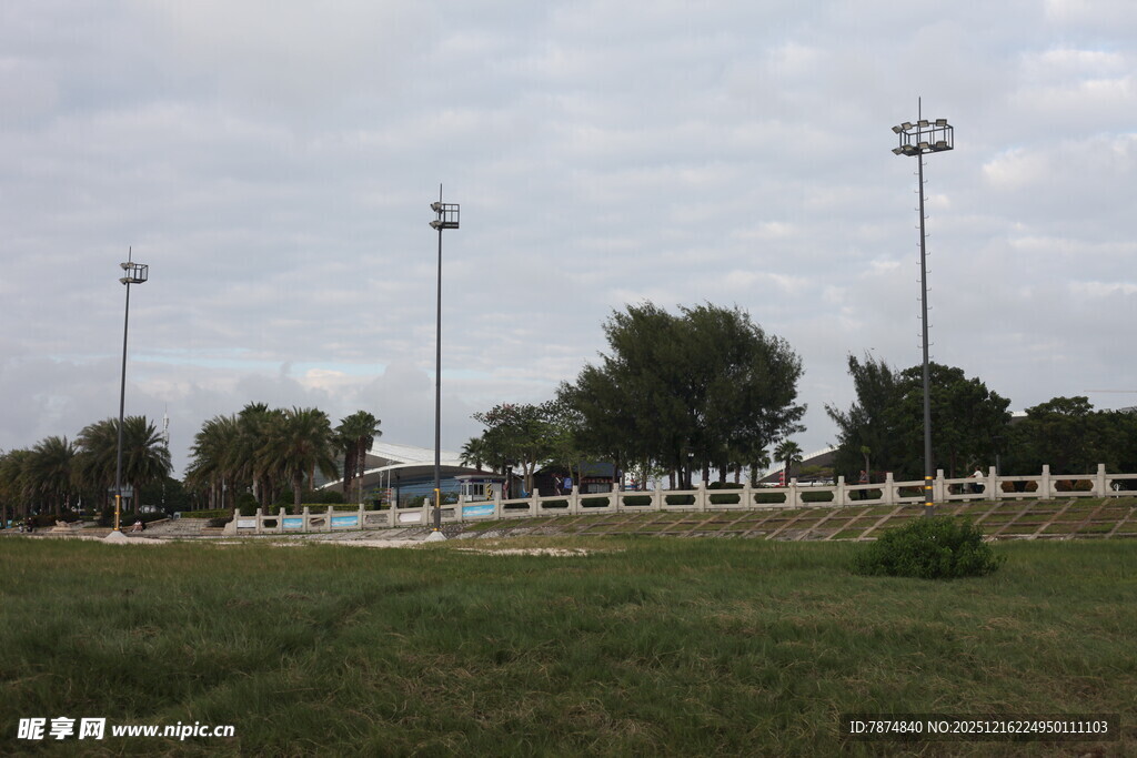 户外空旷运动场场景