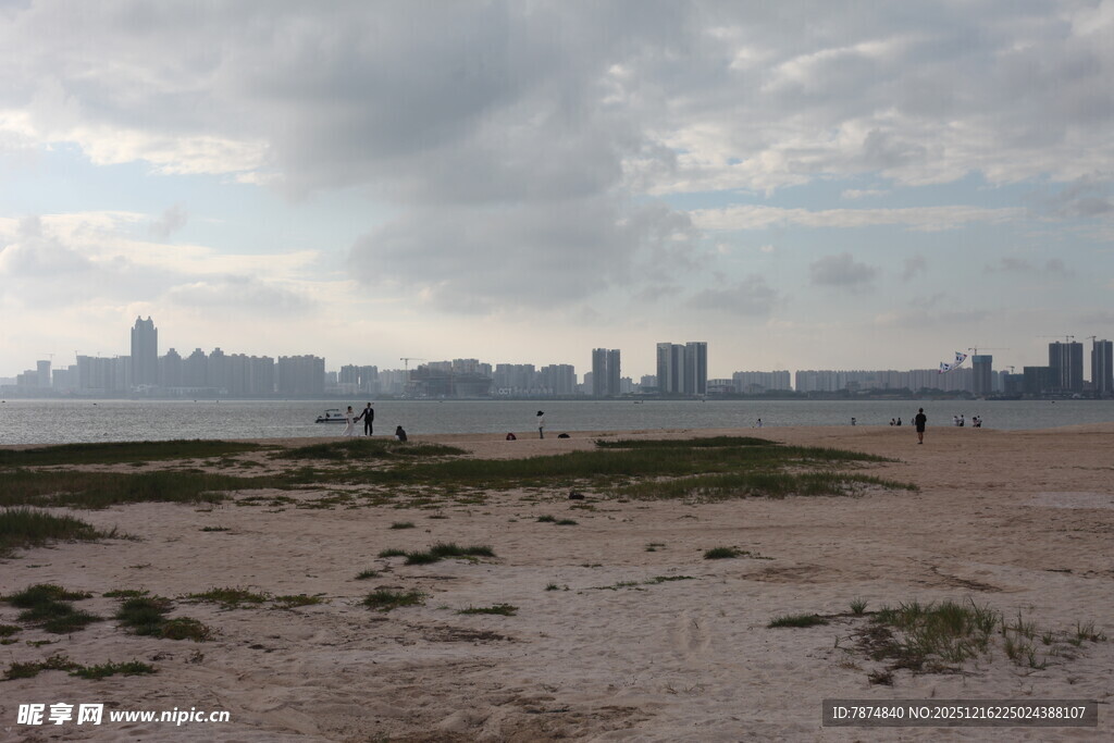 城市边的空旷沙地景观