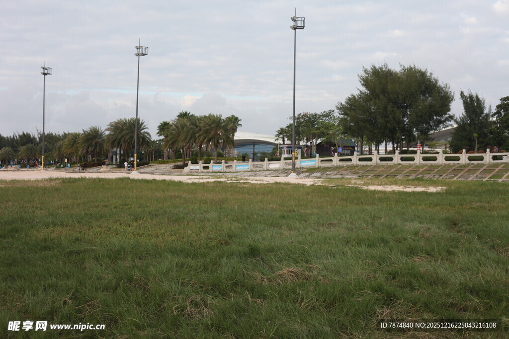 户外开阔草地与远处设施