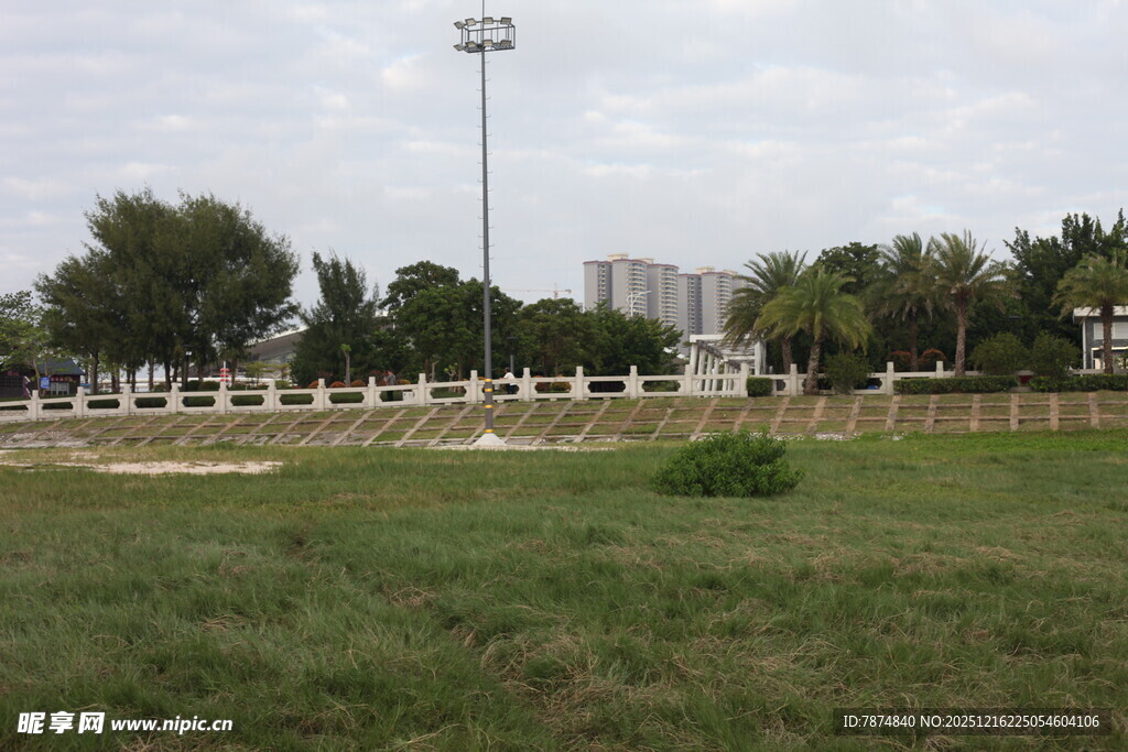 户外开阔草地与围栏景观