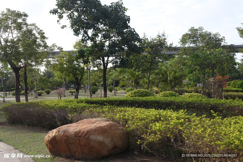 公园中的巨石与绿植景观