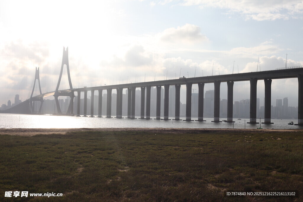 跨海大桥横跨海面