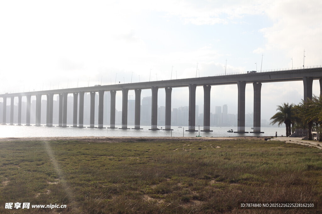 跨海长桥横跨广阔水域