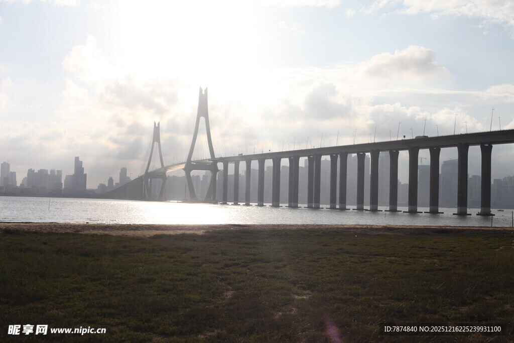 跨海大桥在阳光下的壮丽景象