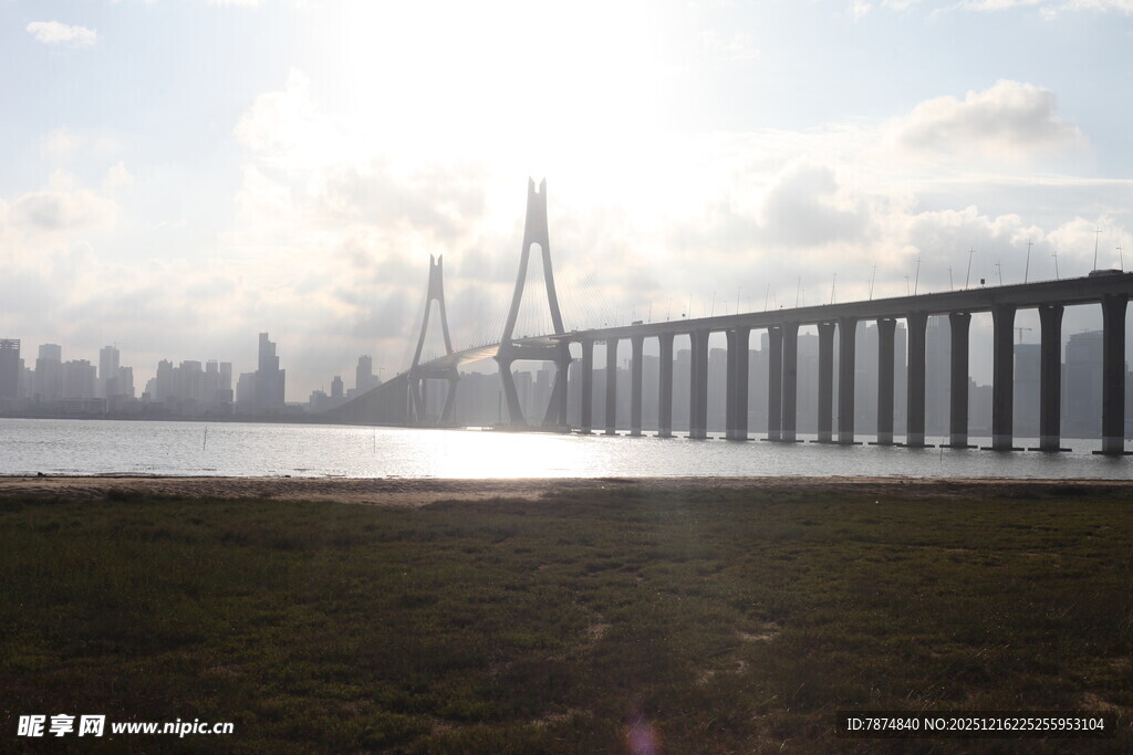 阳光下的宏伟跨海大桥