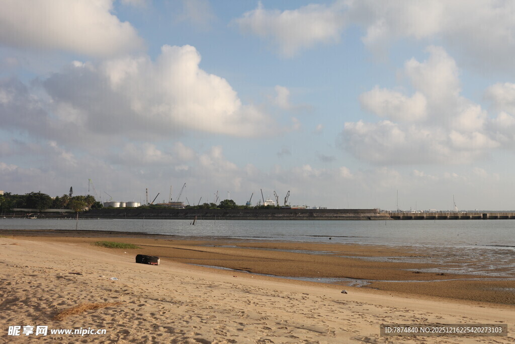 宁静沙滩与远处水域景观