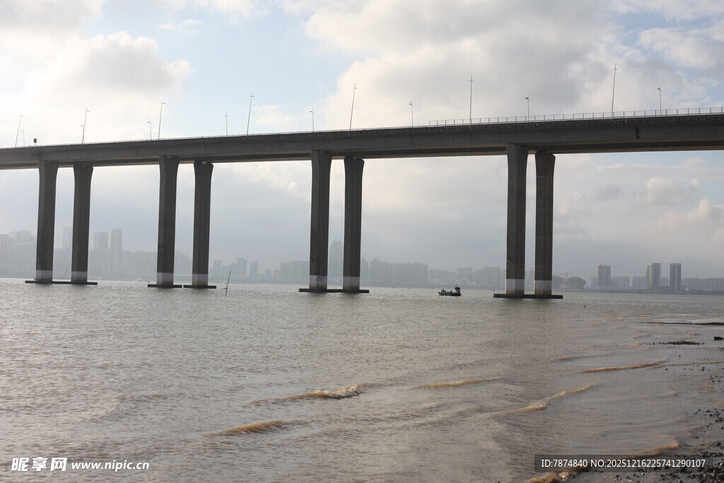 跨海大桥横跨海面