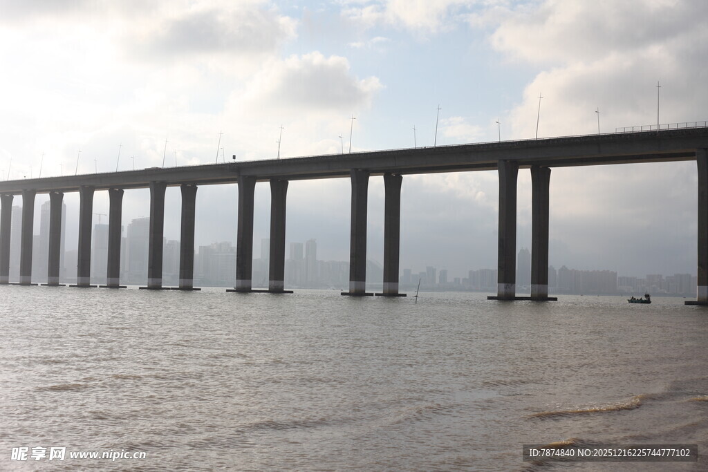 海上长桥横跨碧波