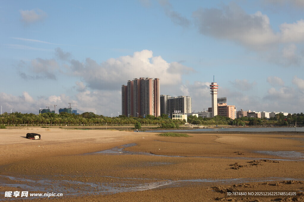 海滨城市风光与沙滩景象