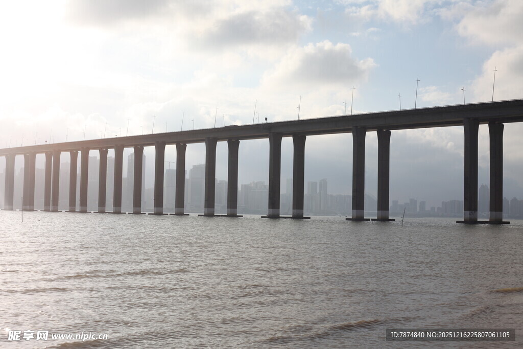 海上长桥横跨天际