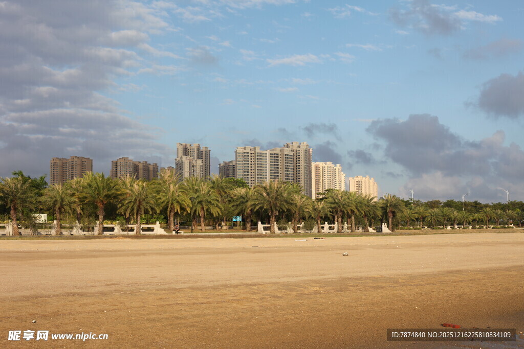 海滨城市沙滩与林立高楼
