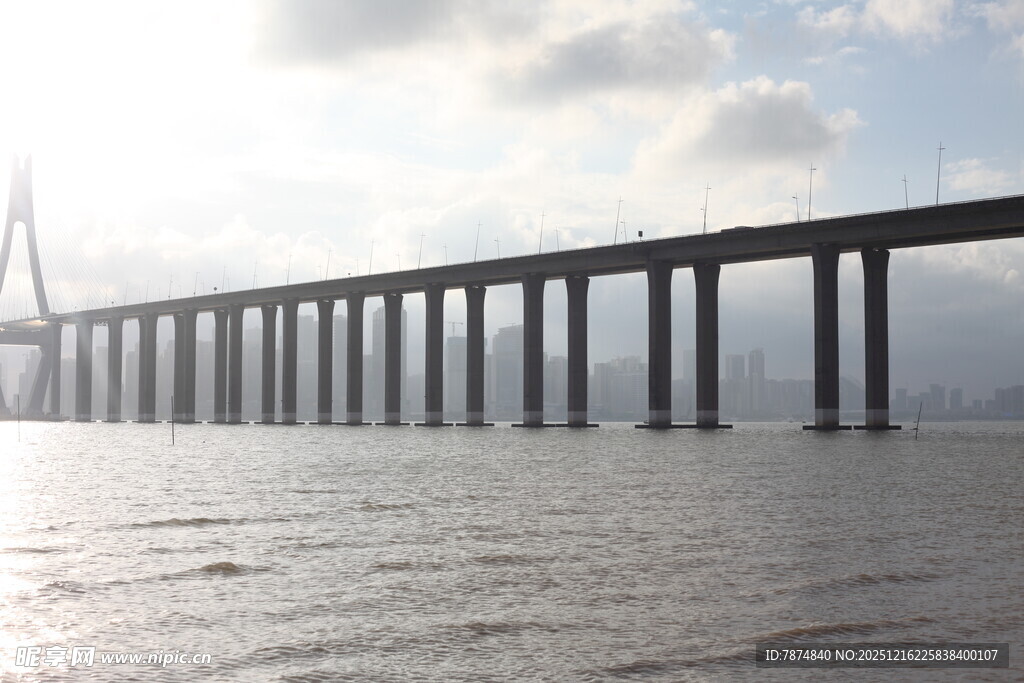 海上大桥横跨波光水面