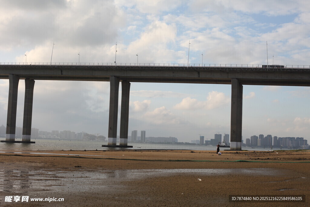 跨海大桥横跨海面