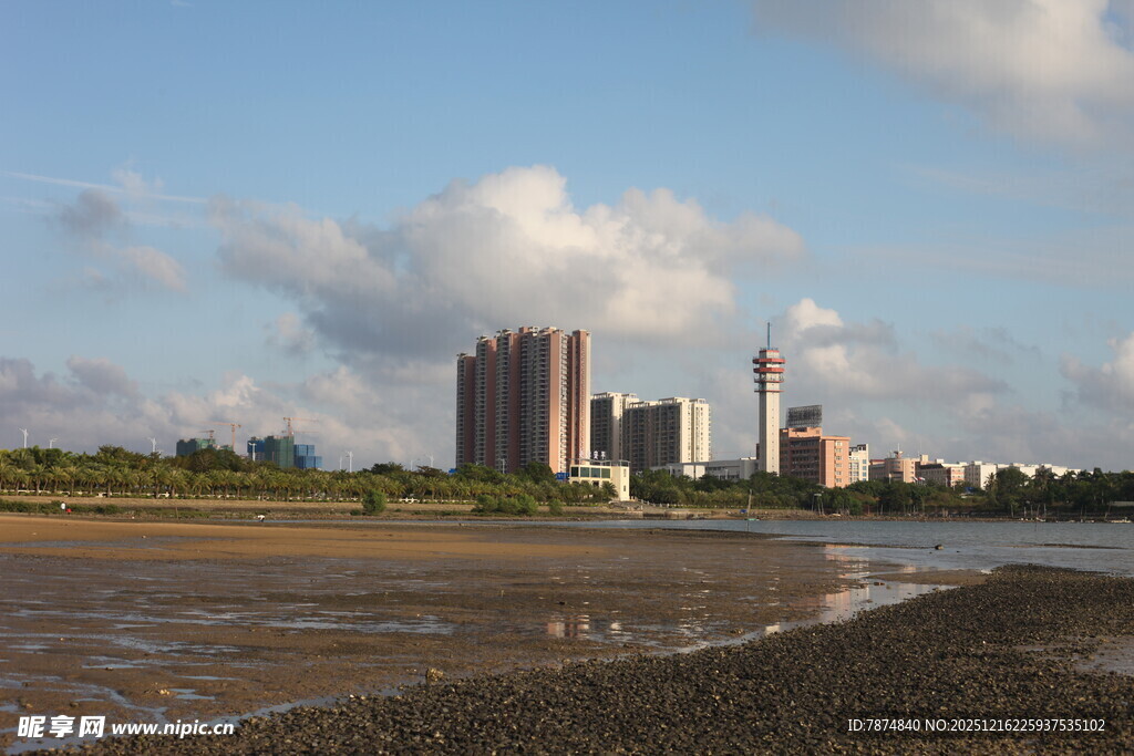 城市河畔风光图