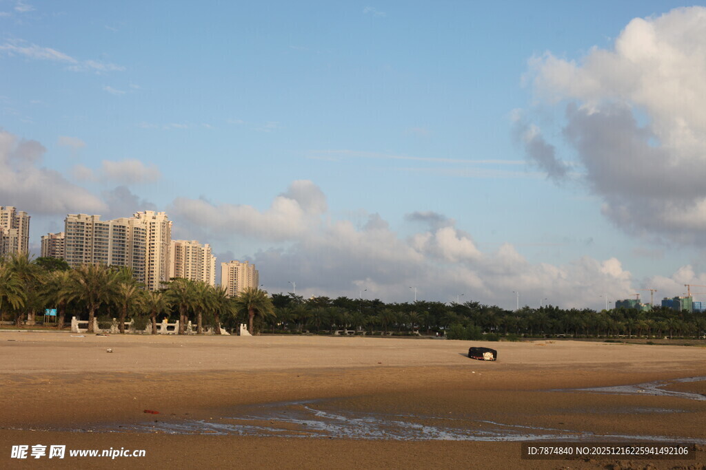 海滨沙滩与远处高楼美景