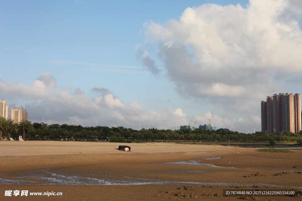 城市边的沙滩风光