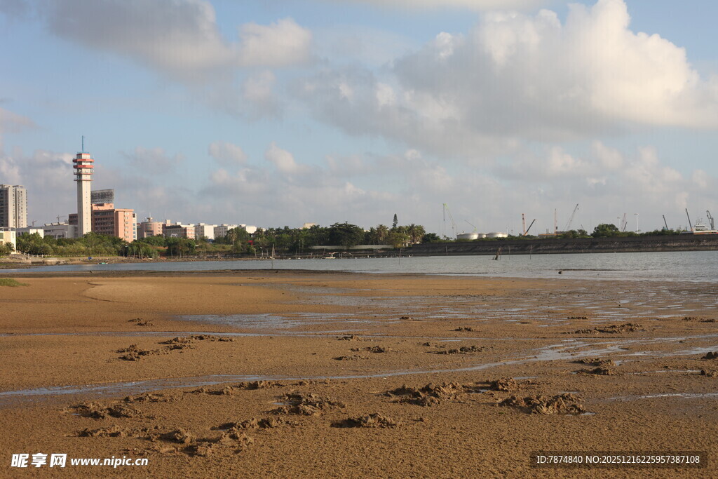 海滨风光远处工厂与沙滩