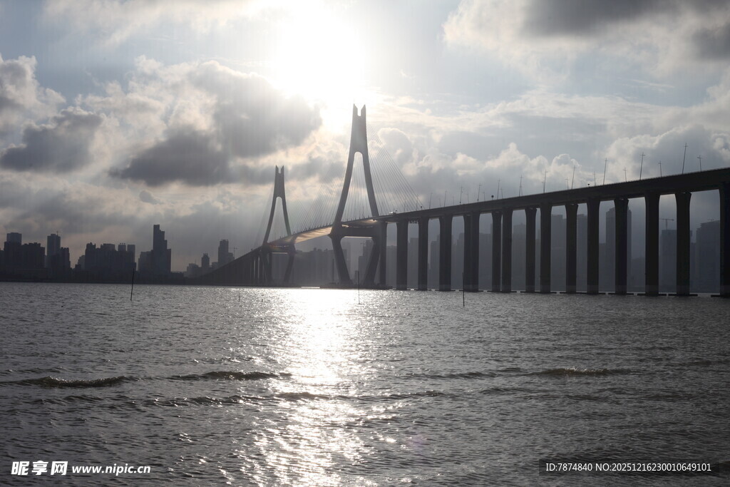 海上大桥在阳光下的美景