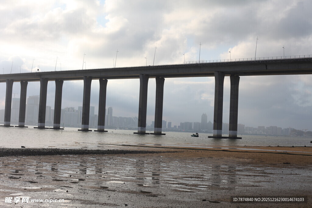 海上长桥横跨天际