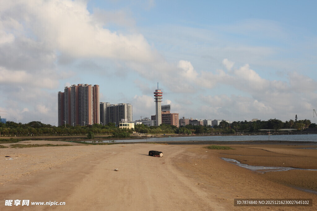 城市边的空旷沙滩景象