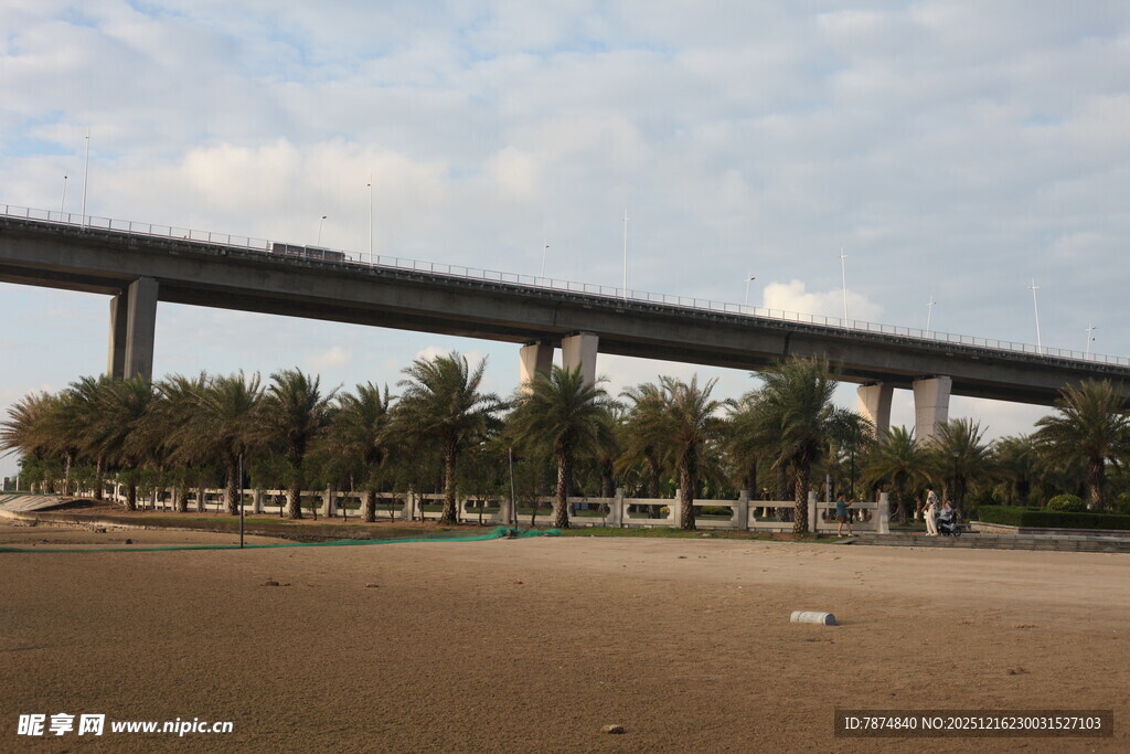 户外高架桥与开阔场地