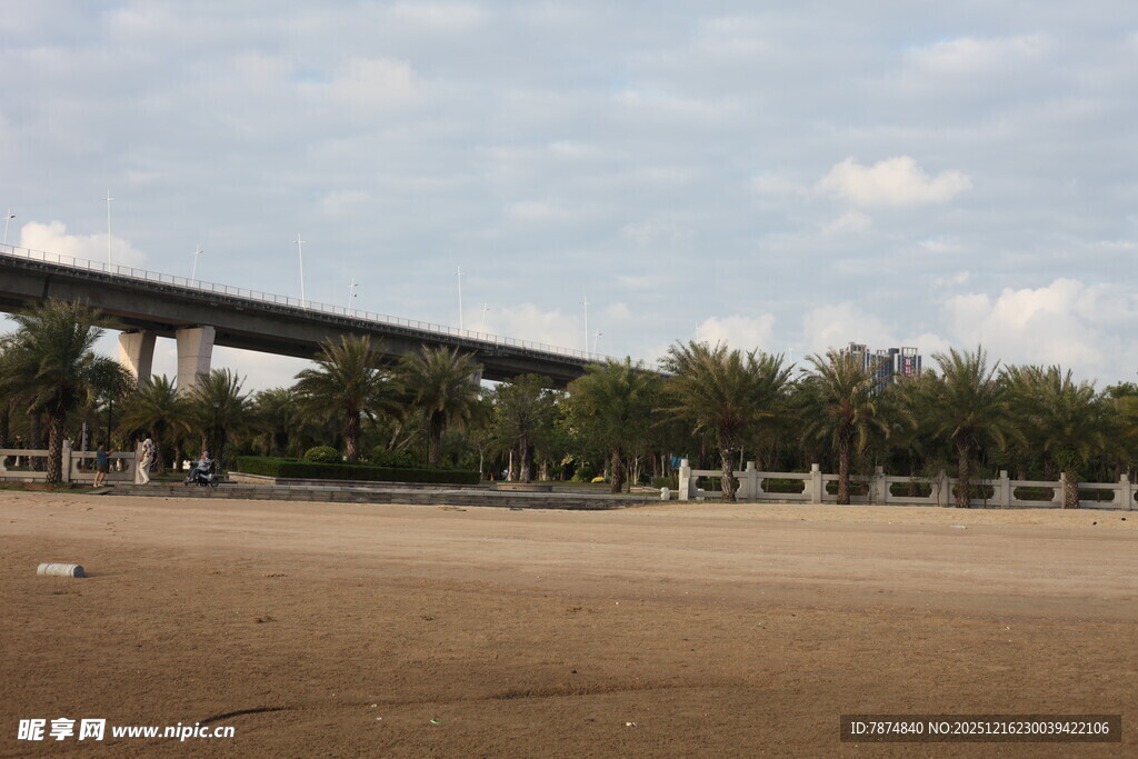 桥梁横跨开阔场地