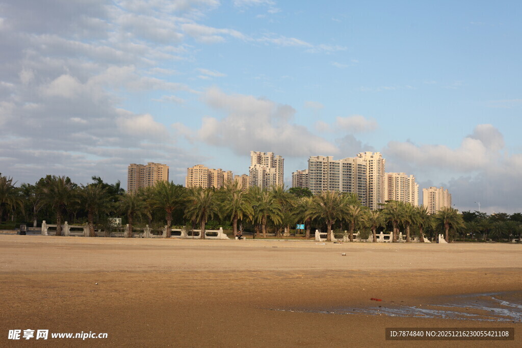 海滨沙滩旁的高楼景观