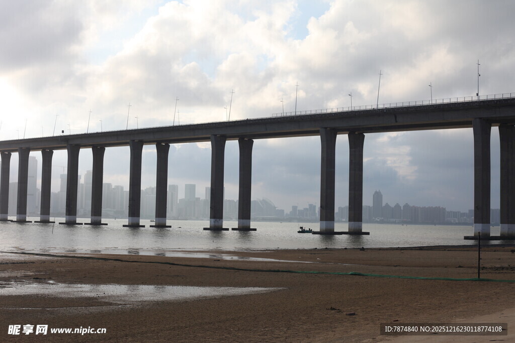 跨海大桥横跨海面