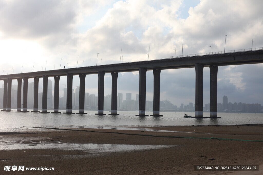 海上长桥横跨天际