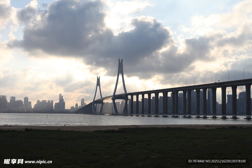 黄昏下的跨海大桥美景