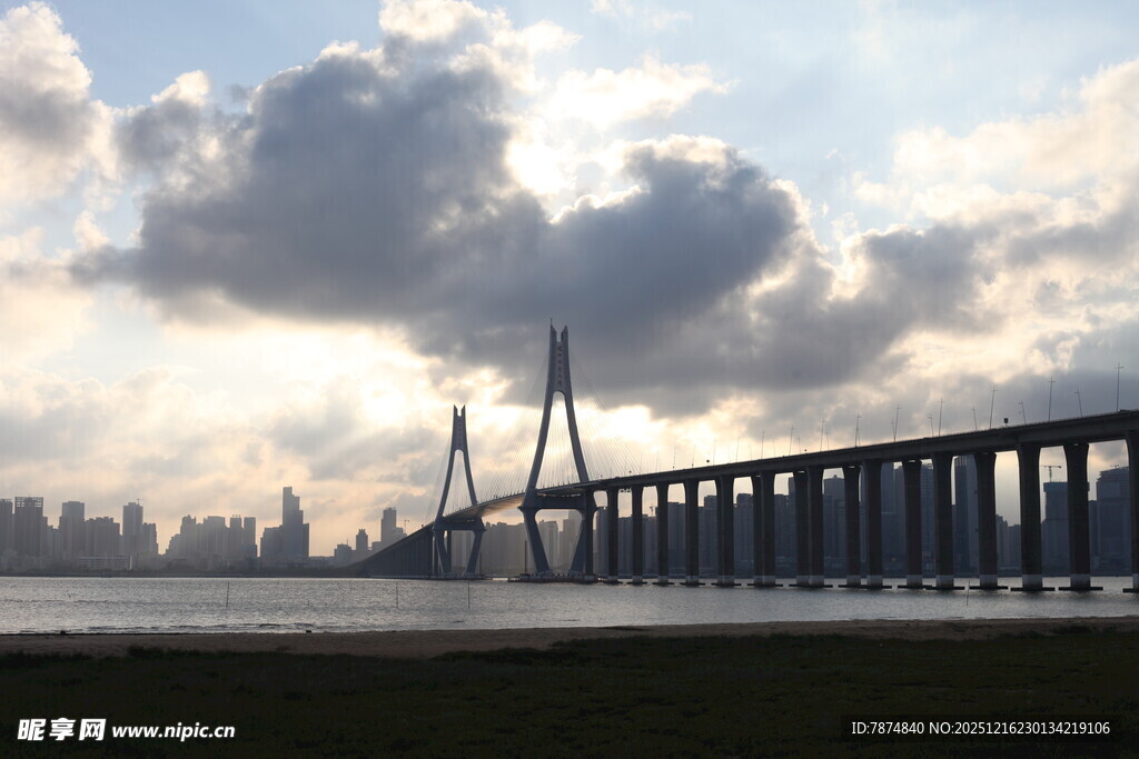 黄昏下的宏伟跨海大桥
