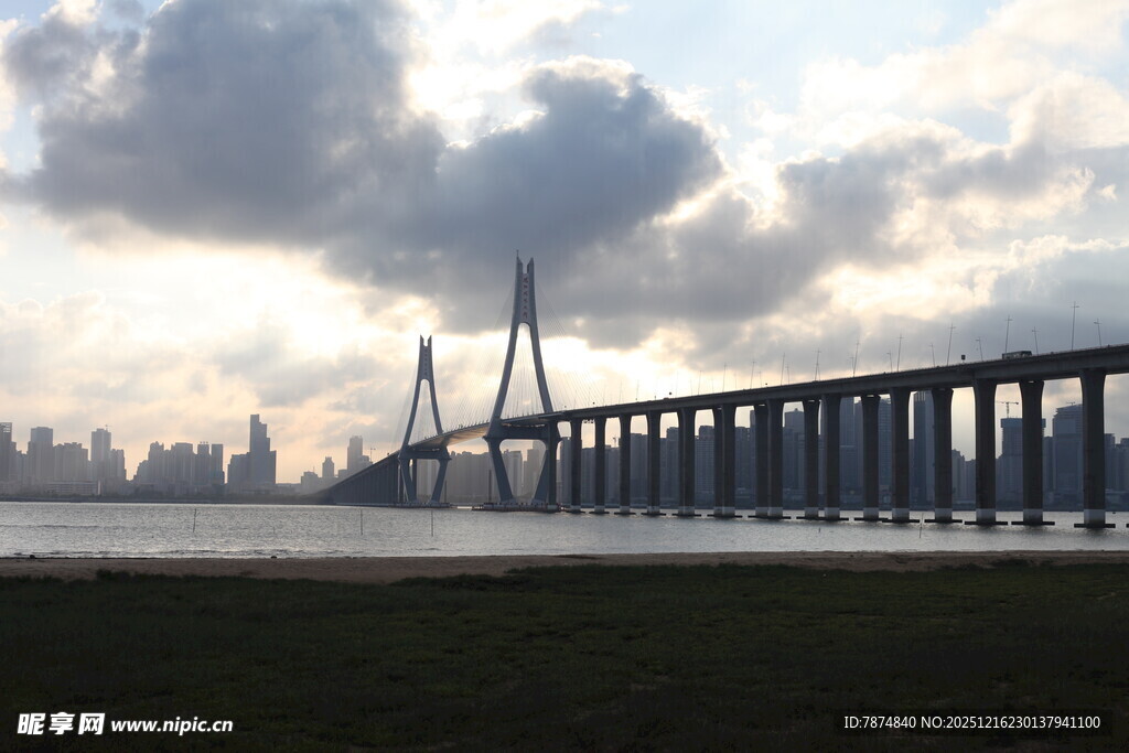 夕阳下的宏伟跨江大桥