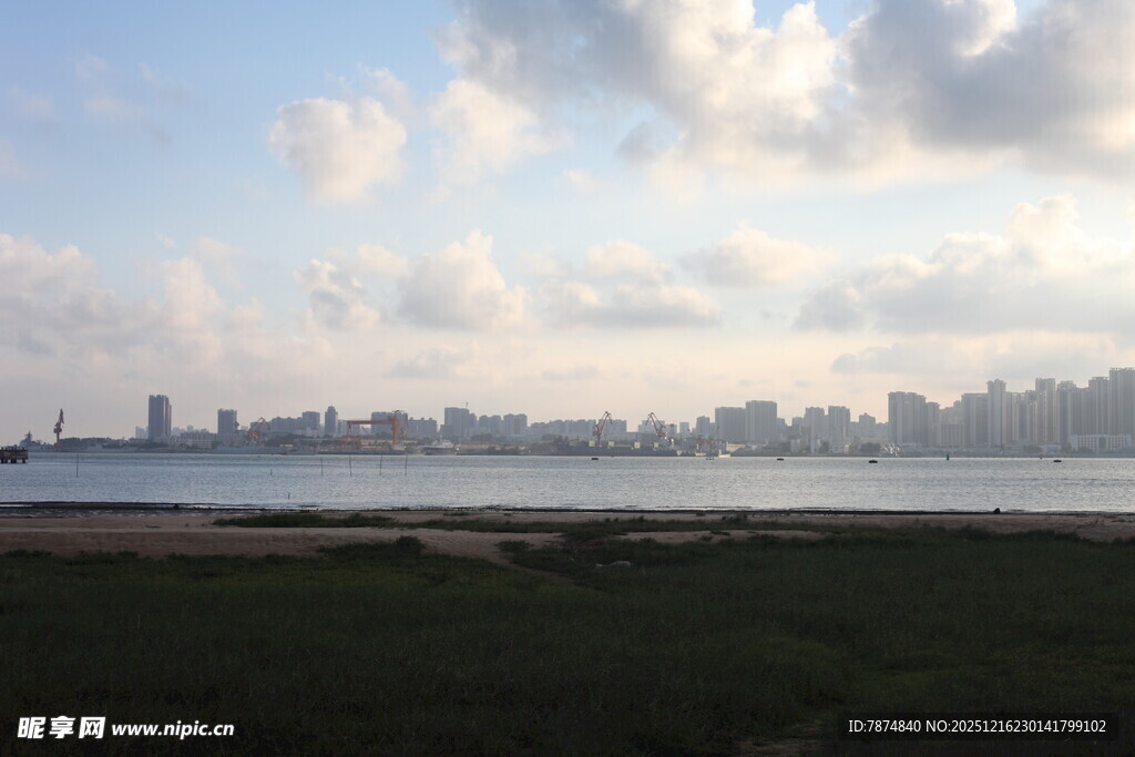 城市天际线与水域景观