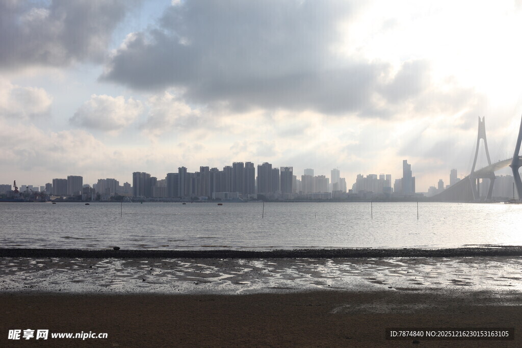 海滨城市风光远眺