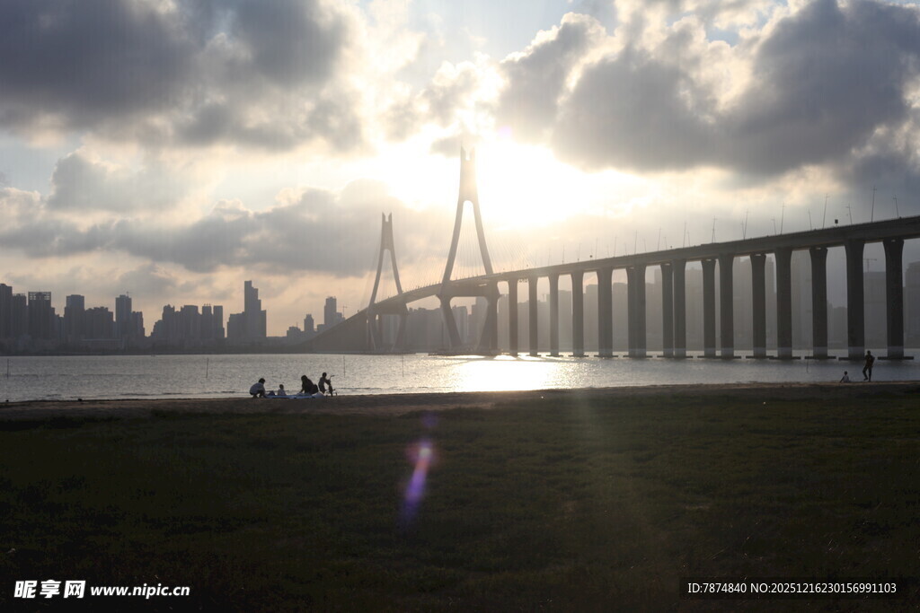 夕阳下的跨海大桥与城市