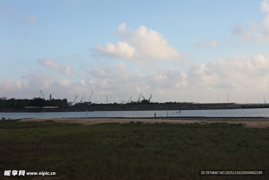 湖畔草地蓝天风景图