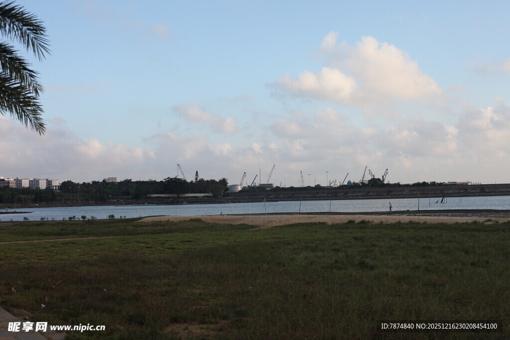 湖畔风光远处云与绿植相映