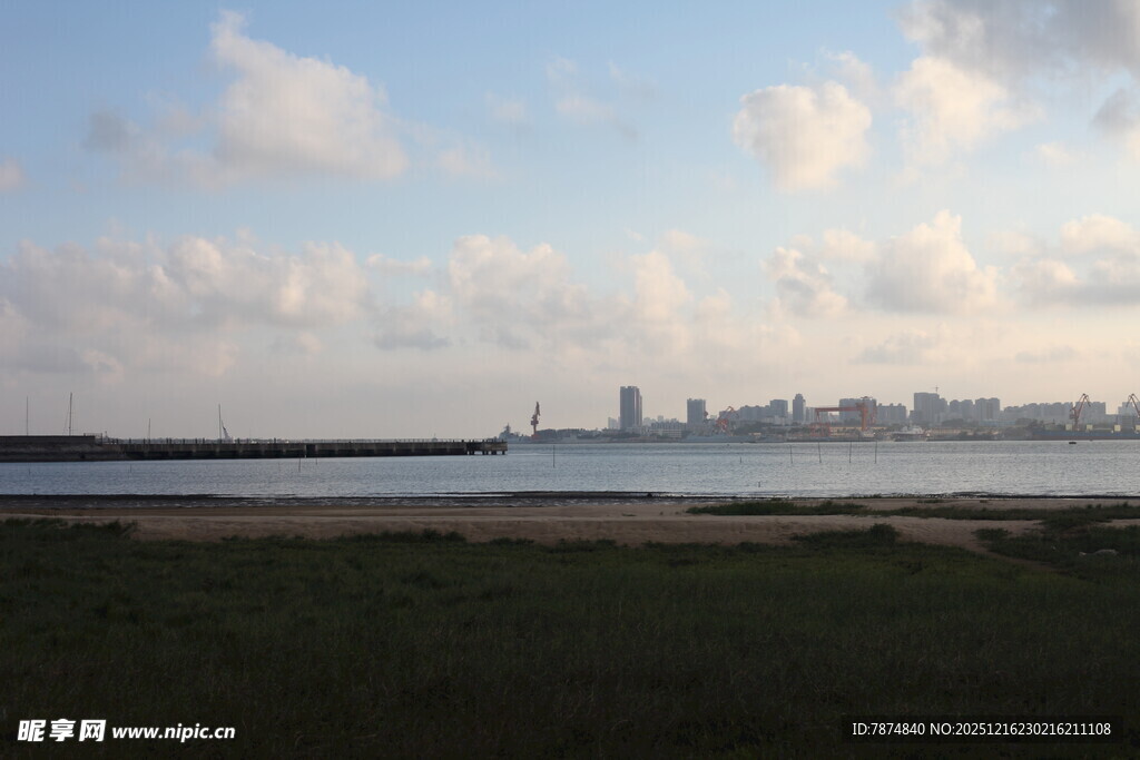 海滨城市远景风光