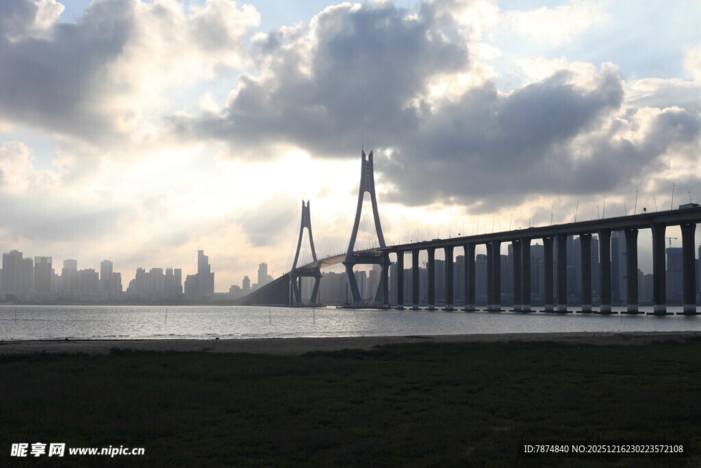 夕阳下的跨海大桥美景