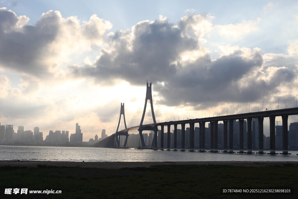 夕阳下的宏伟跨海大桥