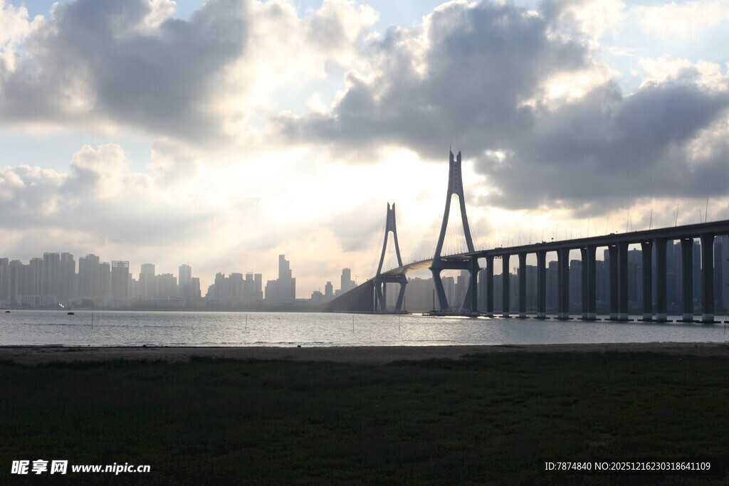 夕阳下的跨海大桥美景