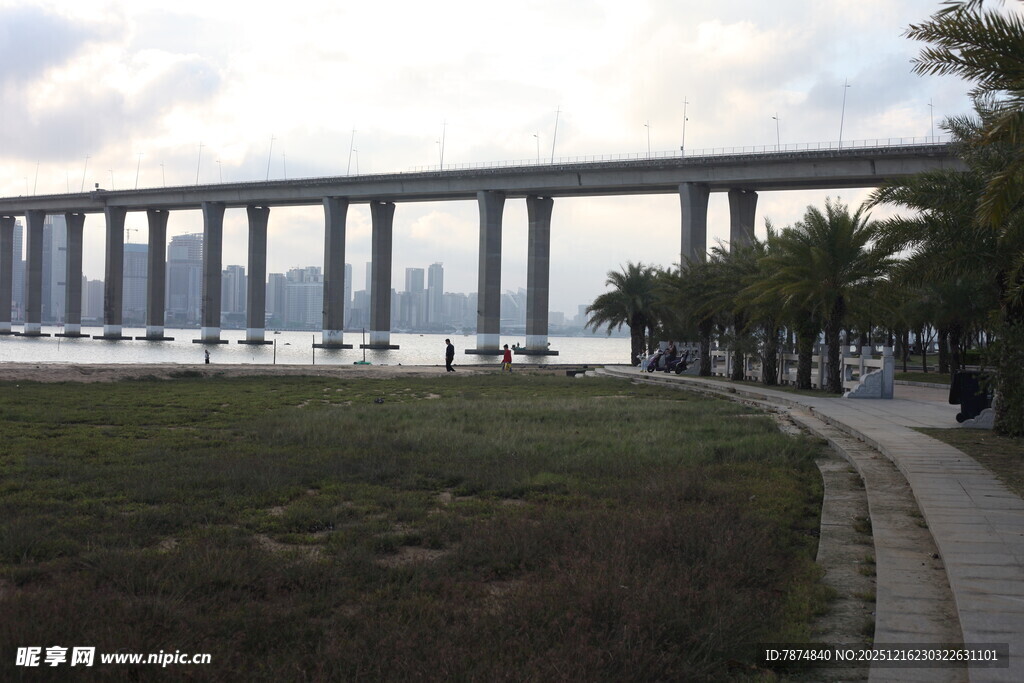 江边长桥与行人漫步景致