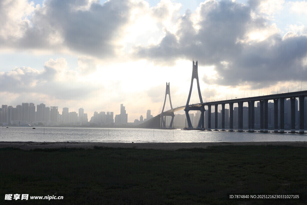 夕阳下的宏伟跨海大桥